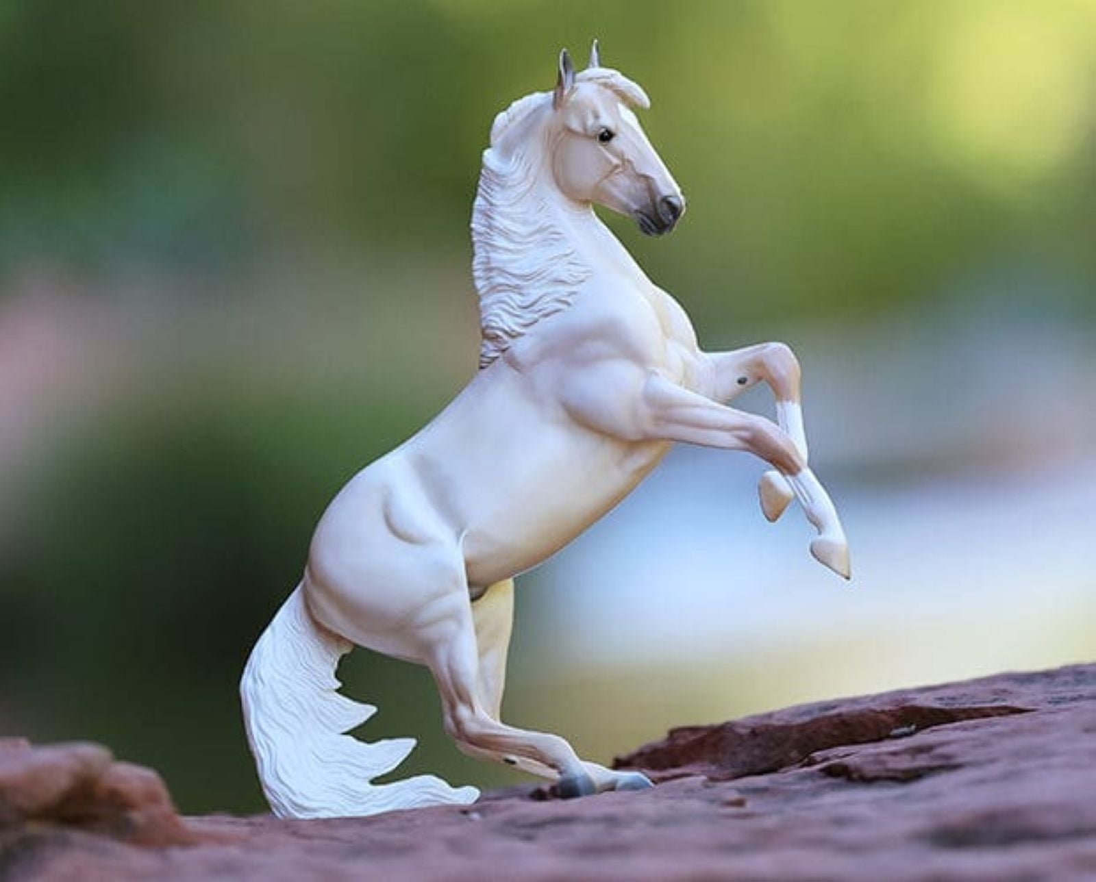 Breyer Cloud: 30th Anniversary Edition - Wild Stallion of the Rockies - Image 4